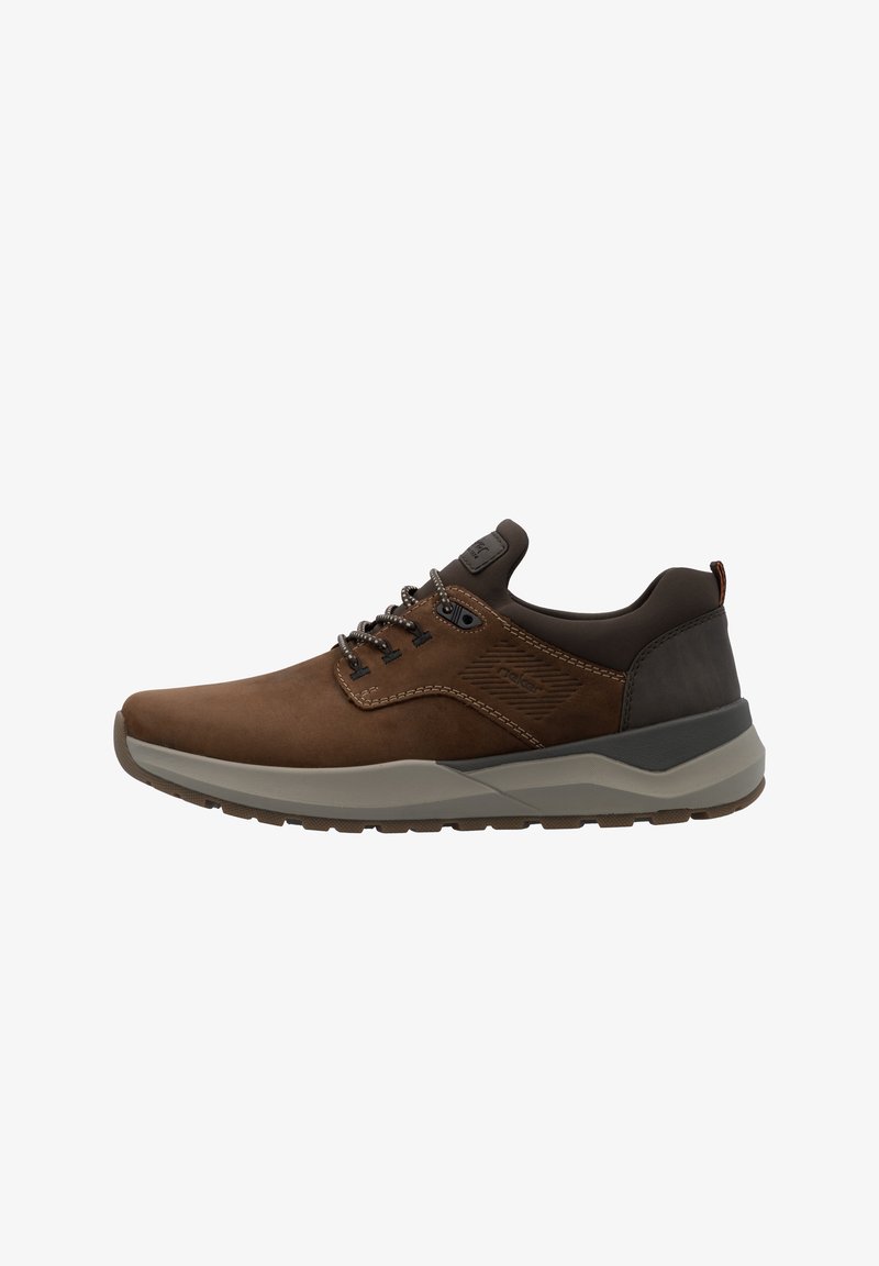 Sneaker en daim marron avec une semelle en caoutchouc grise, un panneau latéral texturé et des détails cousus. Équipé de lacets plats et d'un col rembourré.