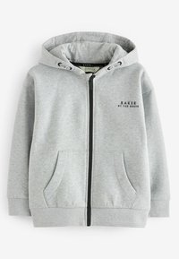 Sudadera gris con cremallera y capucha, fabricada en tejido suave. Presenta dos bolsillos frontales y un logo impreso en el pecho en color negro.