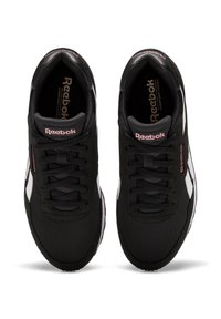 Schwarze Sport-Sneaker mit einem Obermaterial aus Stoff, weißen Akzenten, runder Zehenpartie und flachen Schnürsenkeln. Sie verfügen über ein gepolstertes Innenleben und strukturierte Sohlen.