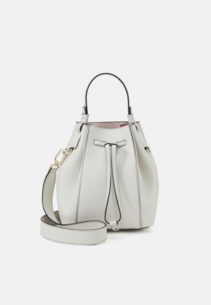 Borsa a secchiello in pelle grigio chiaro con chiusura a coulisse, manico superiore e tracolla staccabile; presenta dettagli neri e una texture liscia.