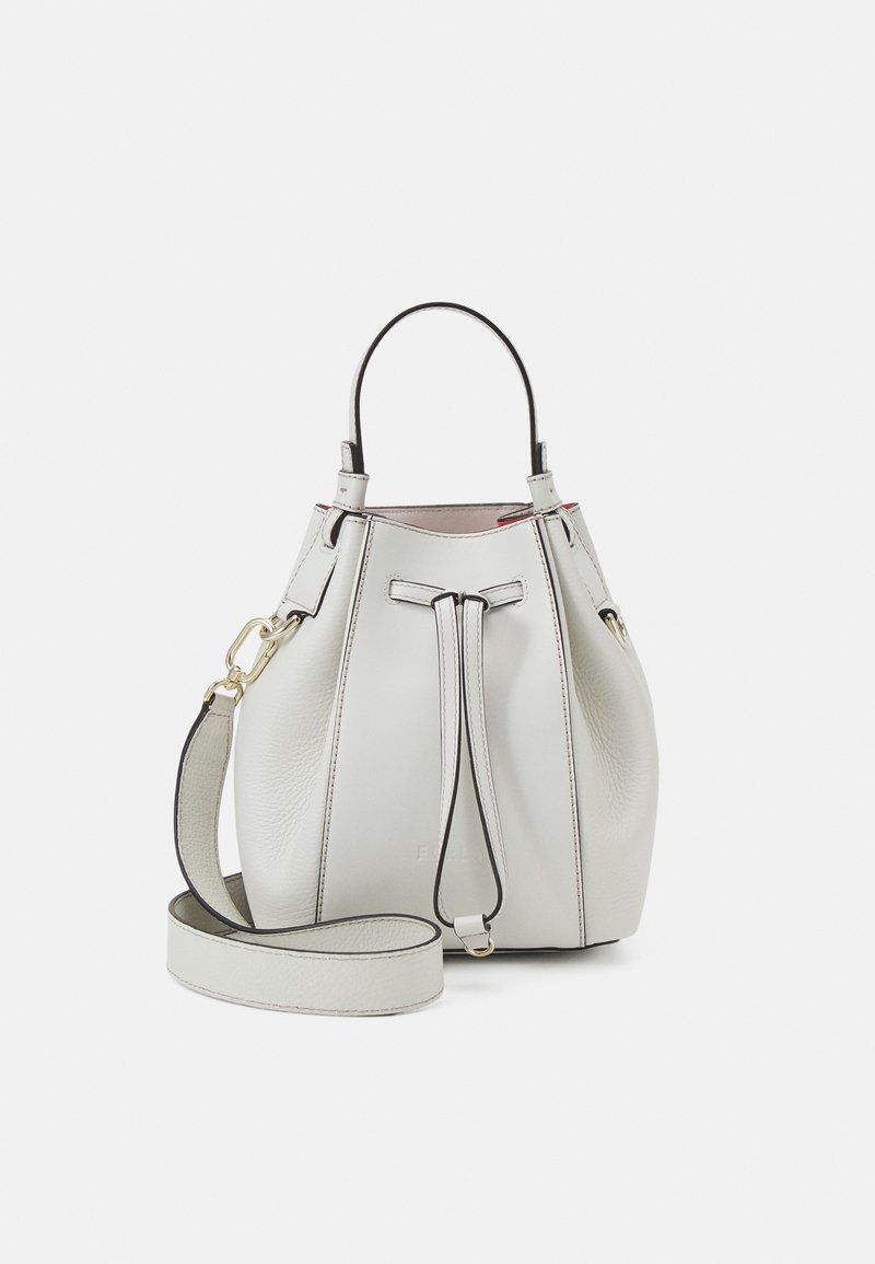 Lichtgrijze leren bucketbag met een trekkoordsluiting, een bovenhandgreep en een afneembare schouderriem; voorzien van zwarte accenten en een gladde textuur.