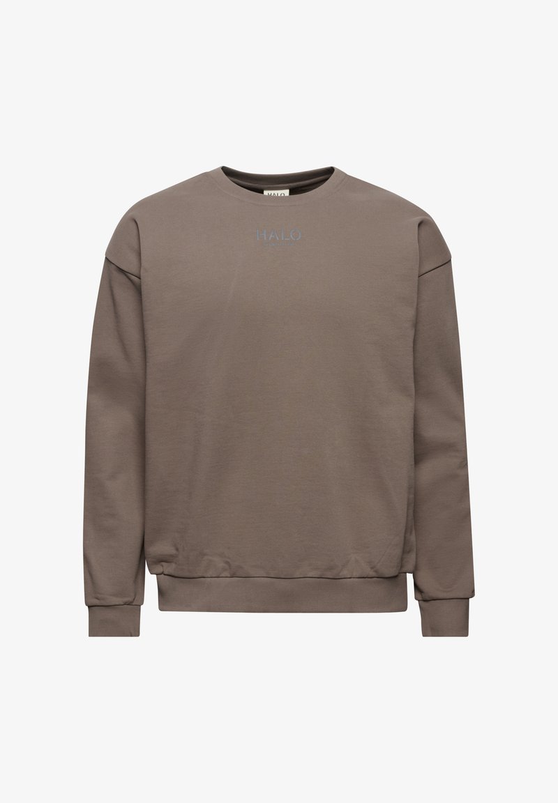 Brauner Pullover aus weichem Material, mit Rundhalsausschnitt, überschnittenen Schultern und dezentem "HALO"-Text in Hellblau auf der Brust.