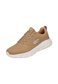 Zapatillas deportivas marrones con un upper suave, perforaciones de malla y suela gruesa blanca. Las características incluyen cordones a juego y el logo de la marca en el costado.