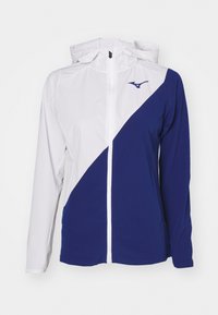 Kapuci jaka ar rāvējslēdzēju, kurai ir balta un tumši zilā ģeometriskā dizaina raksts. Izgatavota no gludas, elastīgas auduma; ar logo uz krūtīm.