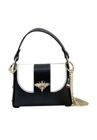 Sac à main en cuir noir et blanc avec une forme structurée, motif de abeille doré sur le devant, bandoulière en chaîne et détail de charme en drapeau italien.