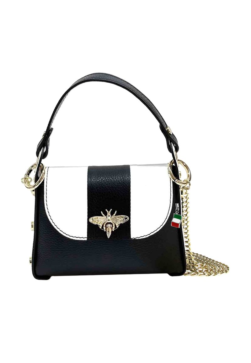 Sac à main en cuir noir et blanc avec une forme structurée, motif de abeille doré sur le devant, bandoulière en chaîne et détail de charme en drapeau italien.