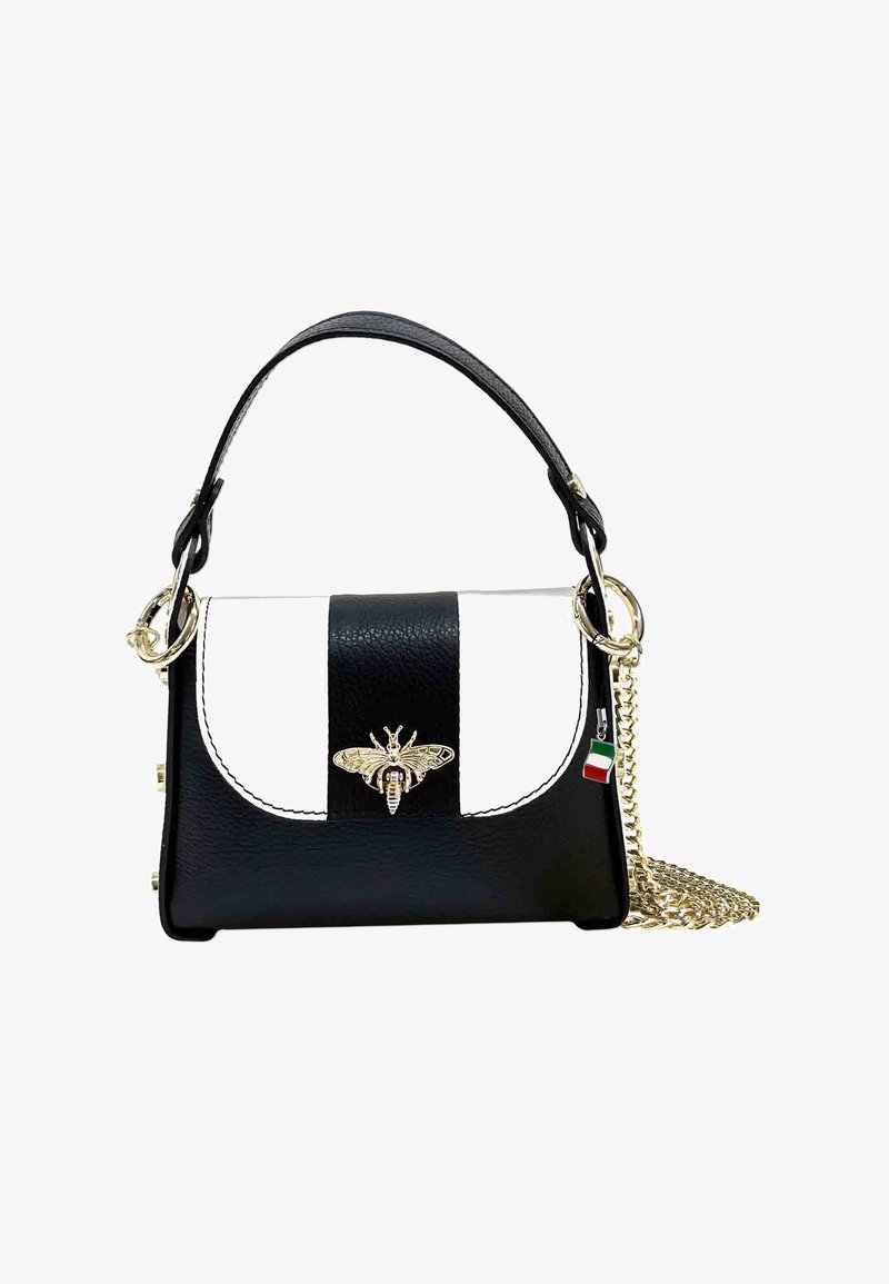 Sac à main en cuir noir et blanc avec une forme structurée, motif de abeille doré sur le devant, bandoulière en chaîne et détail de charme en drapeau italien.