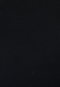 Tessuto nero a coste con una superficie liscia. Il materiale sembra elastico e ben tessuto, presenta un colore uniforme in tutto il suo sviluppo.