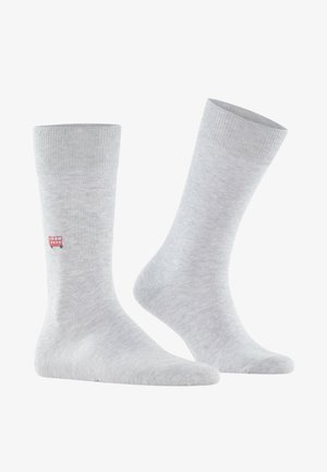 Graue Baumwollsocken mit einem gerippten Bund und einem kleinen roten Doppeldeckerbus-Logo an der Seite. Glatte Textur, standardmäßige Sockenform.