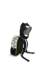 Mochila negra con una capucha con forma de cabeza de Batman, con acentos amarillos y un lado gris con logotipos de Batman. Incluye correas ajustables.