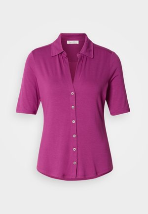 Fuchsia Kurzarmhemd mit Kragen, das eine durchgehende Knopfleiste und eine glatte, leichte Textur aufweist.