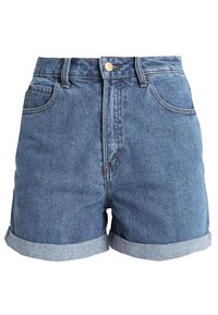 Shorts de mezclilla azul con cintura alta, dobladillos enrollados, cierre frontal con botones y detalle de costuras visibles en los bolsillos.