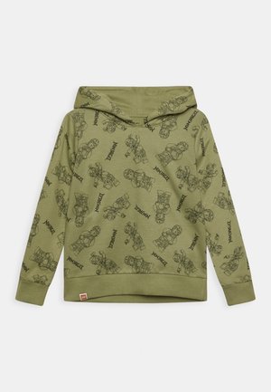 Kinderhoodie in Olivgrün mit schwarzen LEGO Ninjago Figuren und Texten allover, mit gerippten Bündchen und einem LEGO-Logoetikett.