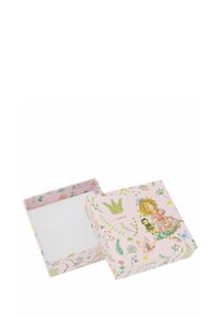 Piccola scatola regalo quadrata rosa con motivi floreali e una fatina che tiene una bambola ape sul coperchio, aperta per mostrare un interno bianco semplice.