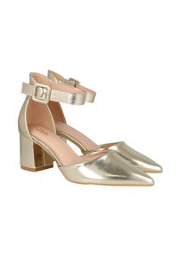 Zapatos de tacón alto metálicos dorados con puntera afilada, correa en el tobillo y tacón cuadrado. Textura suave y acabado pulido.