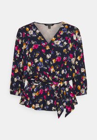 Blus med blommönster i mörk marinblått tyg, prydd med färgglada blommor i rosa, gult och vitt. Knytband i midjan och trekvartsärmar.