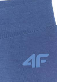 Tissu côtelé bleu avec un logo "4F" imprimé dans une nuance de bleu légèrement plus foncée en bas à droite.