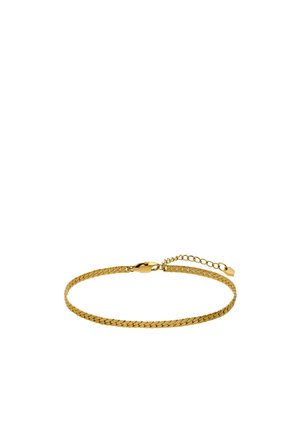 Dunne gouden armband met platte curb schakels en een kleine verstelbare sluitingsketting op witte achtergrond.