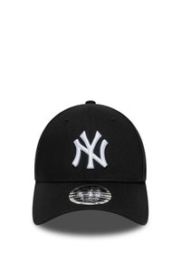 Casquette de baseball noire avec un logo "NY" brodé en blanc sur le devant, visière courbée, et un autocollant transparent sur la visière.
