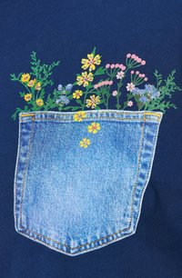 Námořnické tričko s modrými džínovými kapsami, zdobené vyšívanými barevnými květinami v žluté, růžové a zelené barvě, které dodávají texturu a detail.