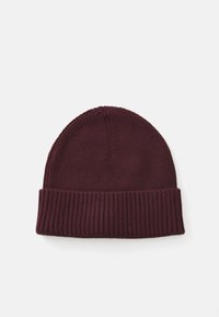 Bordowy dzianinowy beanie z teksturowanym prążkowanym paskiem i gładką górą. Posiada zaokrąglony kształt i subtelny detal w postaci przeszycia na czubku.