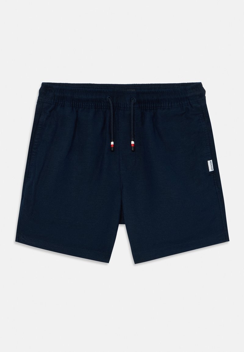 Shorts bleu marine en tissu doux, avec une taille élastique, un cordon de serrage réglable avec des accents rouges et blancs, et des fentes latérales.