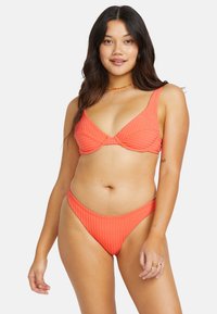 Koraal ribbel bikini met brede schouderbanden, onderwire ondersteuning aan de top en hoge uitsnede aan de onderkant, met een soepele textuur en naadloos ontwerp.