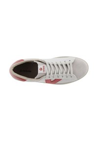Sneaker bianca con dettagli rosa, dotata di una punta e linguetta in camoscio, design con lacci e etichetta con logo sul lato interno.