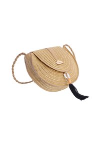 Bolso de paja redondo con superficie texturizada, costuras doradas, color marrón claro, asas trenzadas y un adorno de borla negra. Cierre de solapa magnética.