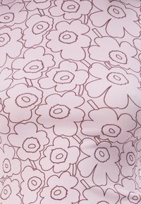 Helles rosa Gewebe mit einem durchgehenden, liniengezeichneten Blumenmuster in dunkelrosa. Die Blumen haben runde Blütenblätter und zentrale Punkte, mit einer dezenten gestreiften Textur.