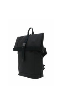 Sac à dos noir avec un design à rabat enroulable, bretelles réglables et fermeture à boucle. Fabriqué en matériau durable avec une texture lisse.