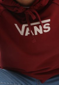 Felpa con cappuccio bordeaux realizzata in tessuto misto cotone, caratterizzata da un logo Vans bianco, cordino regolabile al collo e polsini a costine.