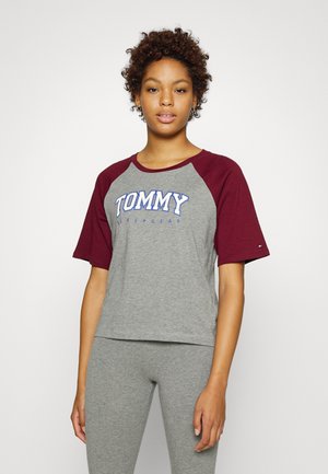 LEAGUE SLEEP TEE - Pyjamasoverdel - deep rouge