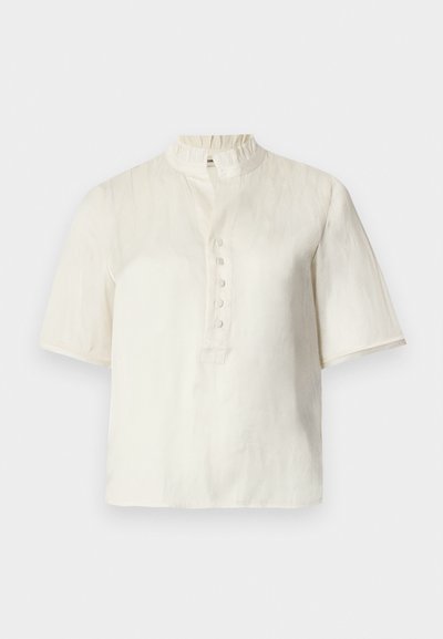 Κοντομάνικο πουκάμισο εκρού χρώματος με ψηλό γιακά, εμπρόσθιο κλείσιμο με κουμπιά και ελαφρώς φαρδιά γραμμή. Ελαφρύ ύφασμα με λεία υφή.