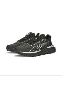 Zapatillas deportivas negras con parte superior de malla texturizada, acentos reflectantes, cuello acolchado y suela de goma resistente para tracción.