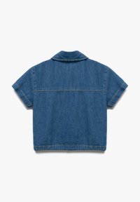 Camisa de denim de manga corta en azul, con cuello, corte recto y detalles de costura visibles a lo largo del dobladillo y los hombros.