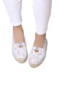 Kvetinové espadrilky so svetlomodrým základom, s výrezovým dizajnom a tkanou juty. Vzor obsahuje malé ružové a fialové kvety.