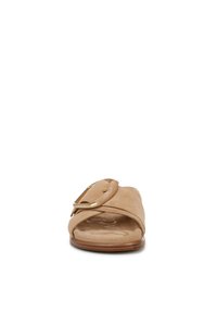 Sandalo slide in suede color tan con una larga fascia e una fibbia tono oro. Punta arrotondata e soletta imbottita, con suola testurizzata per una presa migliore.