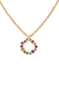 Collar de cadena de oro con un colgante circular decorado con cristales multicolores en púrpura, rosa, azul y amarillo, con un centro vacío.