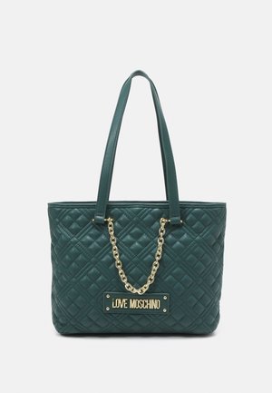 Ciemnozielona pikowana torba typu tote z podwójnymi paskami na ramię i złotym łańcuszkiem, z złotą plakietką z logo "Love Moschino".