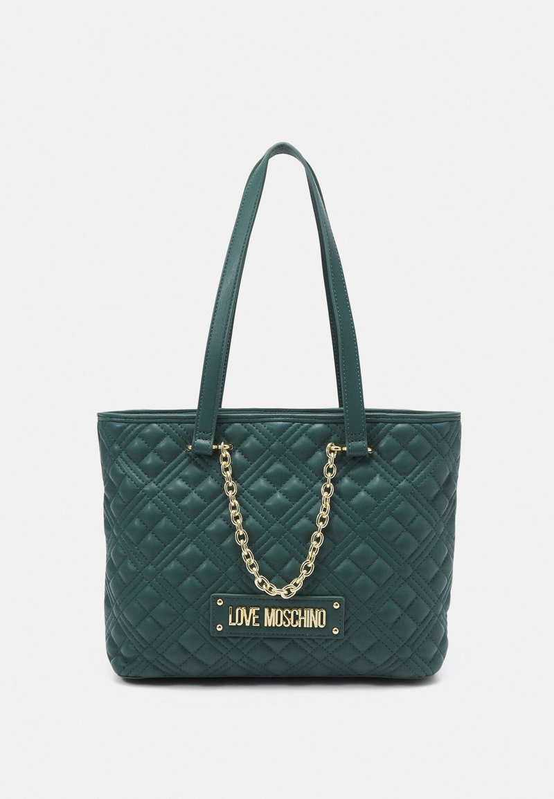 Sac cabas matelassé vert foncé avec doubles bretelles d'épaule et détail chaîne dorée, arborant une plaque logo "Love Moschino" en or.