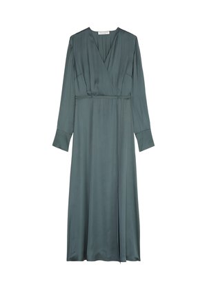 Hosszú, mély teal színű selyemruha. V-kivágás, hosszú ujjak gallérral, megkötős derék és lágyan hullámzó szoknya. Simogató textúra, drapált kialakítással.