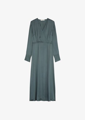 Hosszú, mély teal színű selyemruha. V-kivágás, hosszú ujjak gallérral, megkötős derék és lágyan hullámzó szoknya. Simogató textúra, drapált kialakítással.