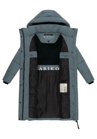 Manteau rembourré en teal atténué, avec un intérieur noir. Les caractéristiques incluent une capuche, une fermeture éclair et plusieurs poches intérieures, avec des détails de logo.