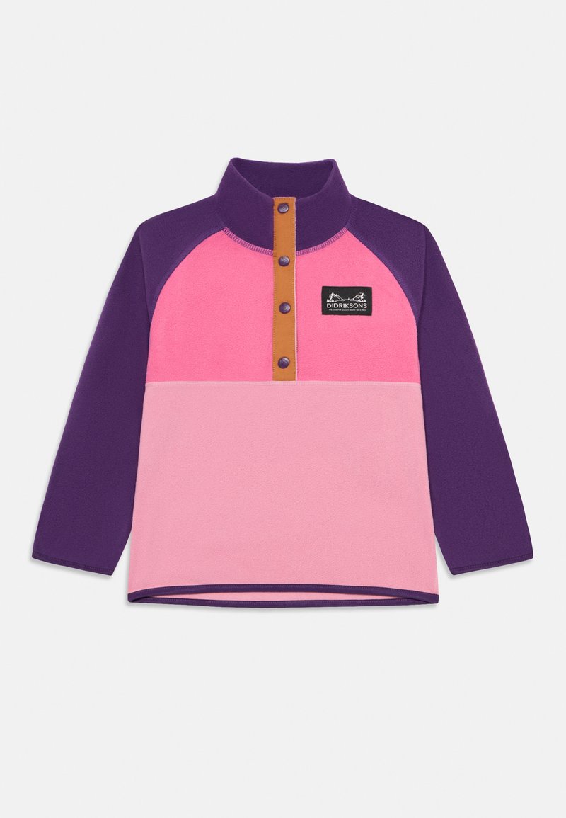 Flis pulover z visokim ovratnikom v roza in vijolični barvi, ki se ponaša z rjavim gumbi in črno etiketo blagovne znamke spredaj.