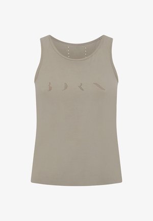 Kerge beež tank top pehmest kangast, mis on varustatud ümarate kaelustega, ilma varrukateta disainiga ja dekoratiivsete perforatsioonimustritega ees.