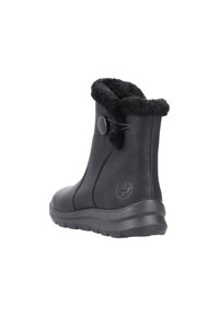 Botte de cheville en cuir noir avec un col en fausse fourrure noir doux, fermeture à bouton rond et semelle en caoutchouc texturée pour une meilleure adhérence.