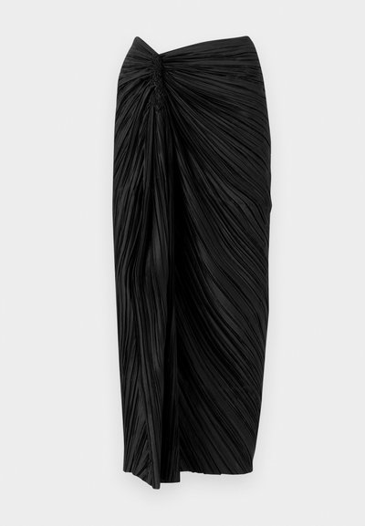 Falda negra plisada con un diseño retorcido en la cintura, que presenta fruncidos verticales y una silueta fluida. Textura suave en toda la prenda.