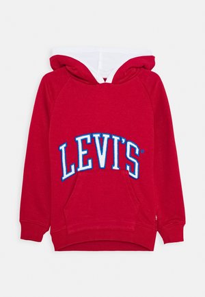 Rød hættetrøje med hvid indvendig hættelinning, frontlomme og stort hvidt "LEVI'S"-logo med blå kant på brystet.