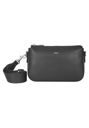 Sac bandoulière en cuir noir avec une texture lisse, fermeture éclair et une bandoulière amovible. Logo embossé à l'avant.